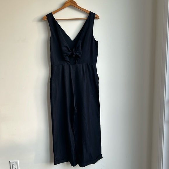 Banana Republic VNeck Sleeveless Tie Back Cropped Wide Leg Navy Jumpsuit Size 4 - Picture 7 of 17
